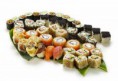 /album/galeria/a5925114-set-de-sushi-diferentes-tipos-de-maki-sushi-y-nigiri-sushi-sirvi-en-hojas-verdes-jpg/