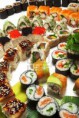 /album/galeria/a6549835-set-de-sushi-diferentes-tipos-de-maki-sushi-y-nigiri-sushi-sirvi-en-hojas-verdes-jpg/